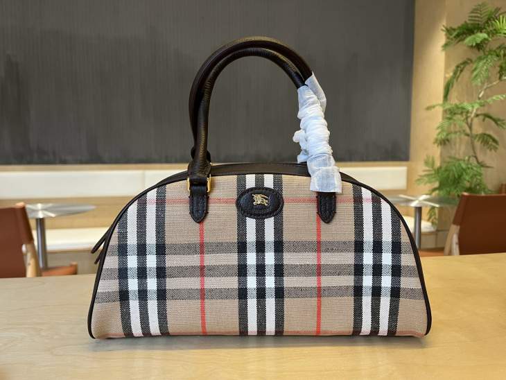 Picture of Burberry Handbags _SKUfw204244223fw